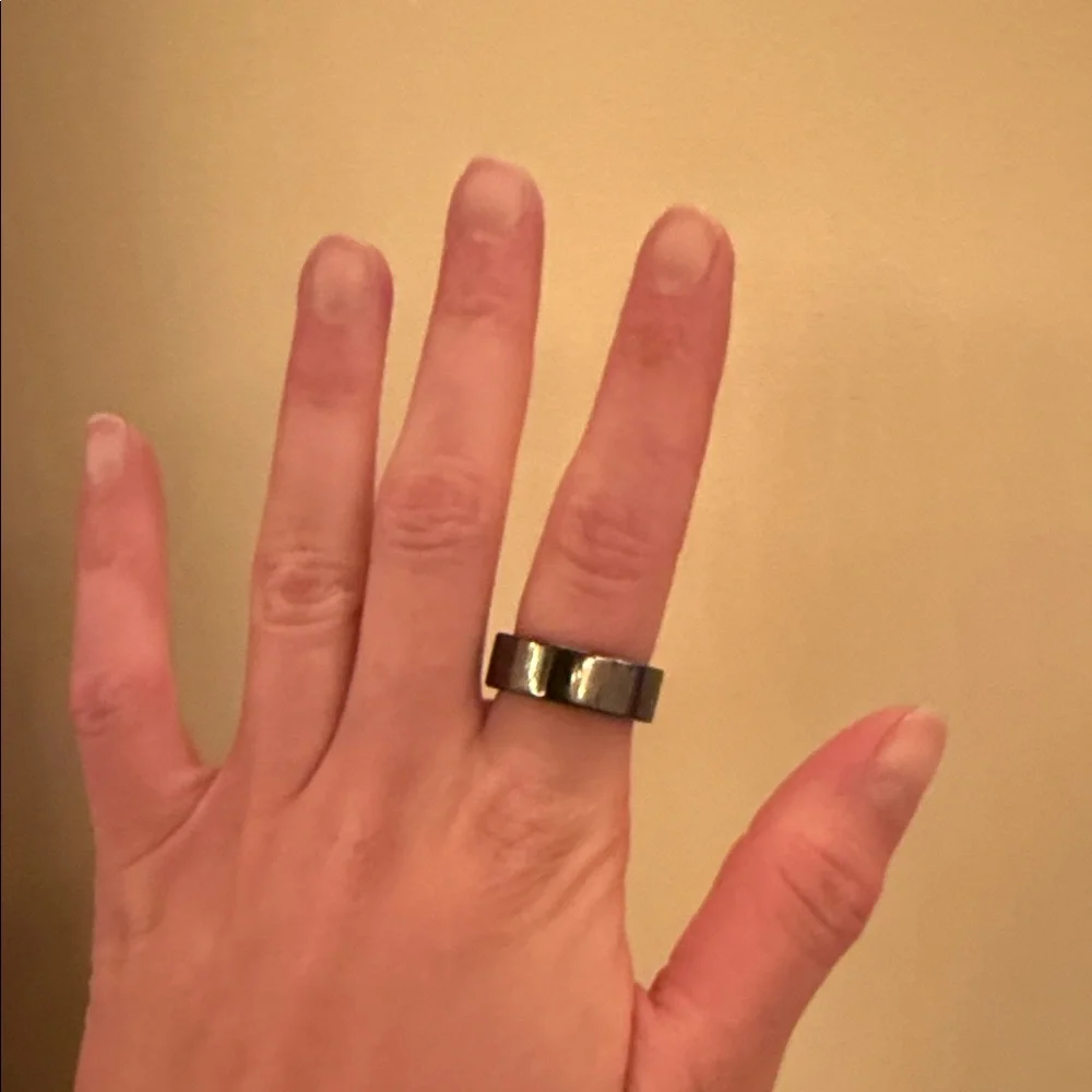 Oura Black Smart Ring with charger